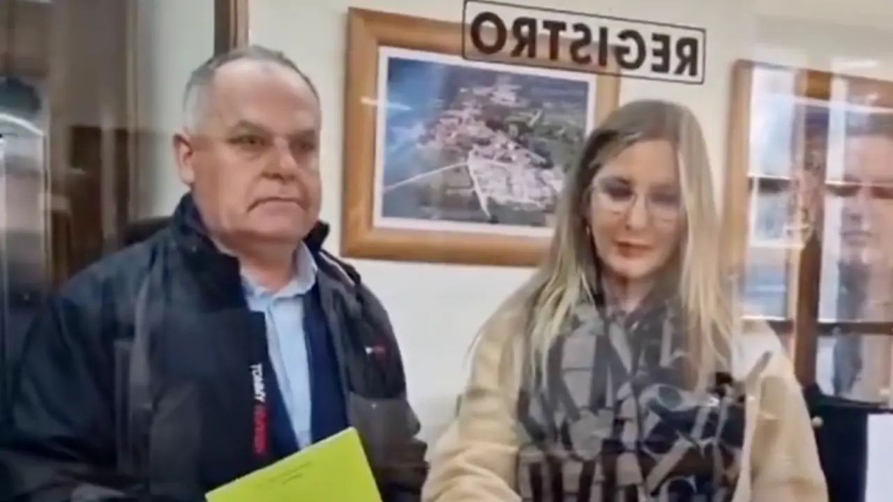 Los concejales del PRC y PSOE registran la moci&oacute;n de censura en el Ayuntamiento de Cabez&oacute;n de la Sal para desalojar al alcalde del PP, &Oacute;scar L&oacute;pez.