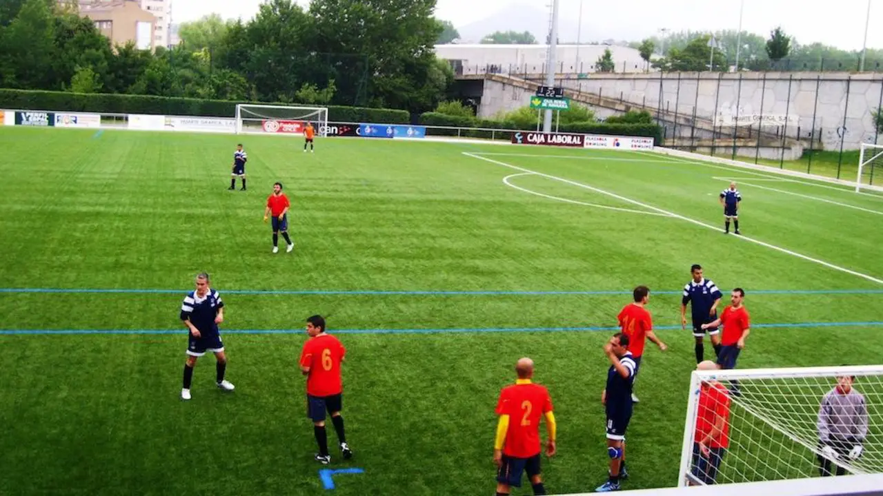 Los jugadores de f&uacute;tbol 7 durante un partido. / X