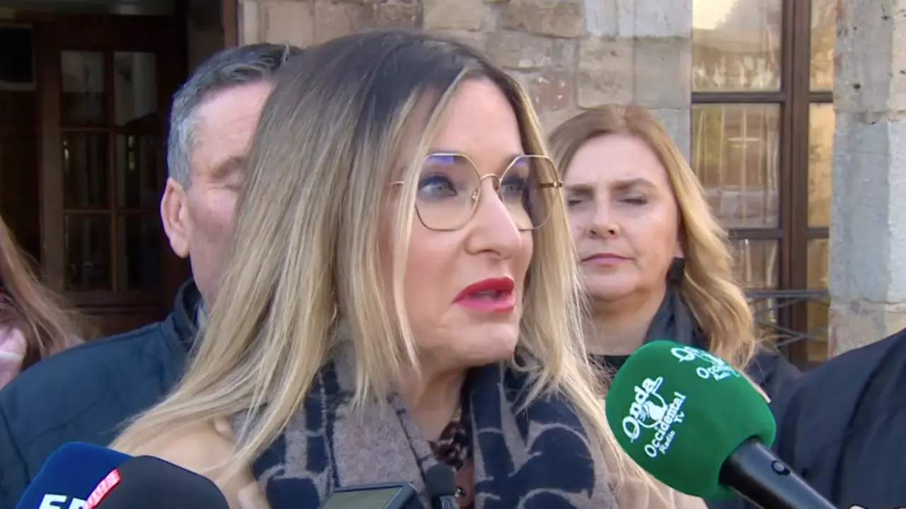 Mar&iacute;a Jes&uacute;s Garc&iacute;a (PSOE) defiende la moci&oacute;n de censura en Cabez&oacute;n de la Sal, rodeada por miembros del PRC, en una rueda de prensa ante el Ayuntamiento.