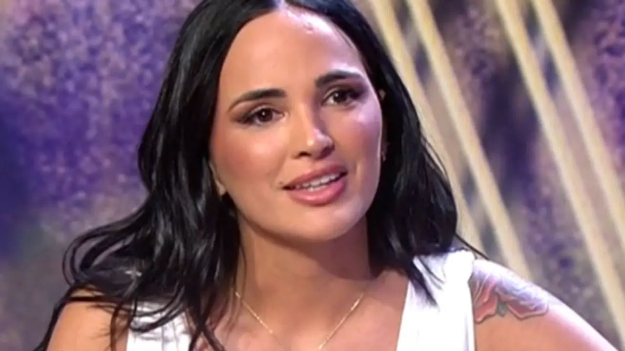 La modelo Claudia Bavel durante una entrevista. / Redes sociales