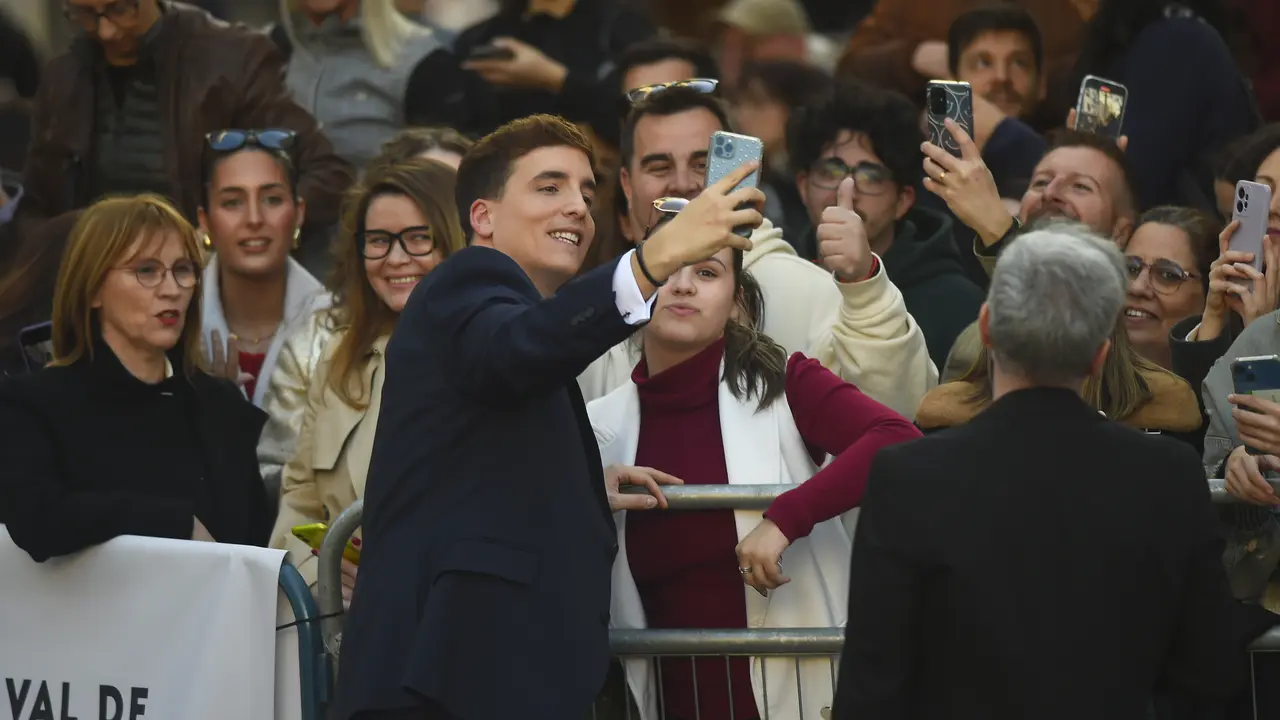 El cantante Xuso Jones posa con unos fans. / EP