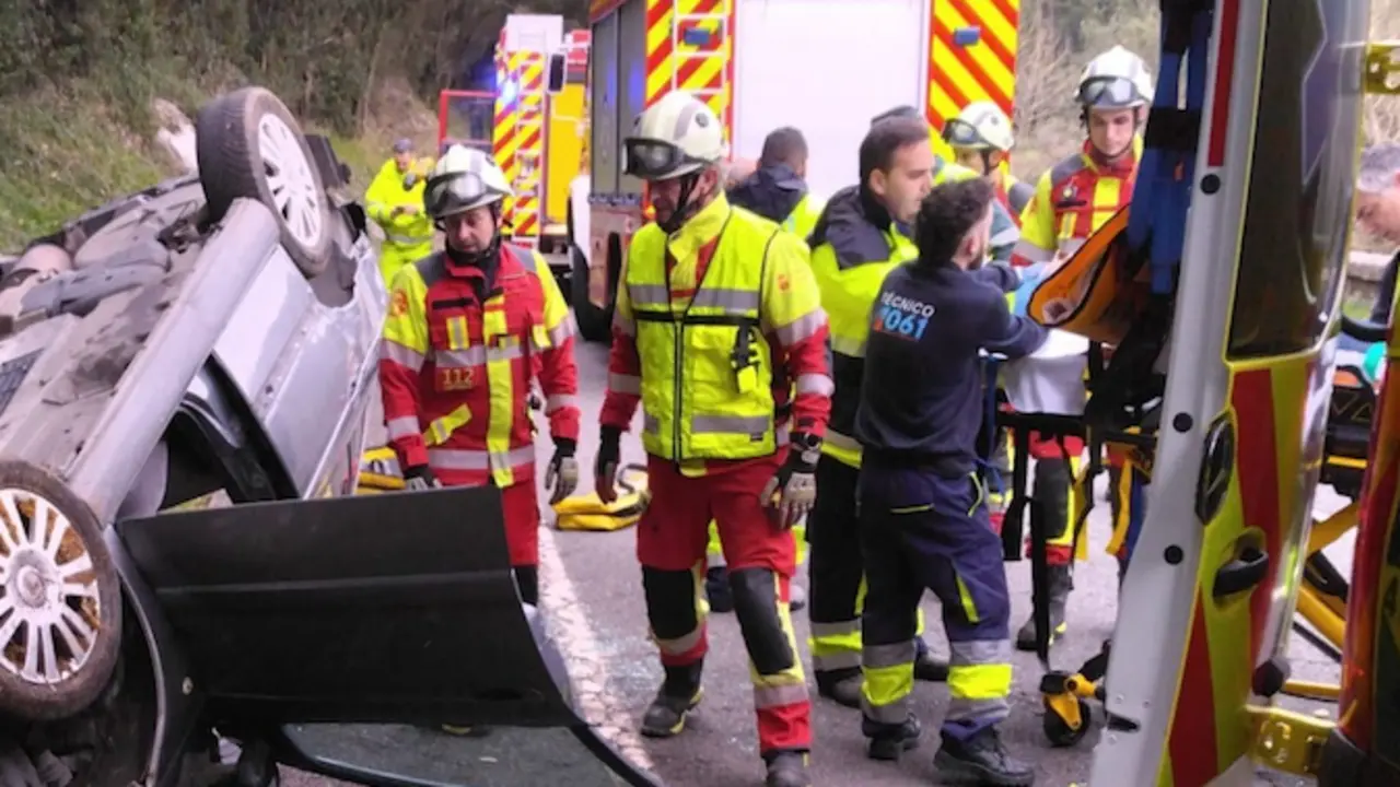 Los servicios de emergencias en el lugar del accidente. / 112