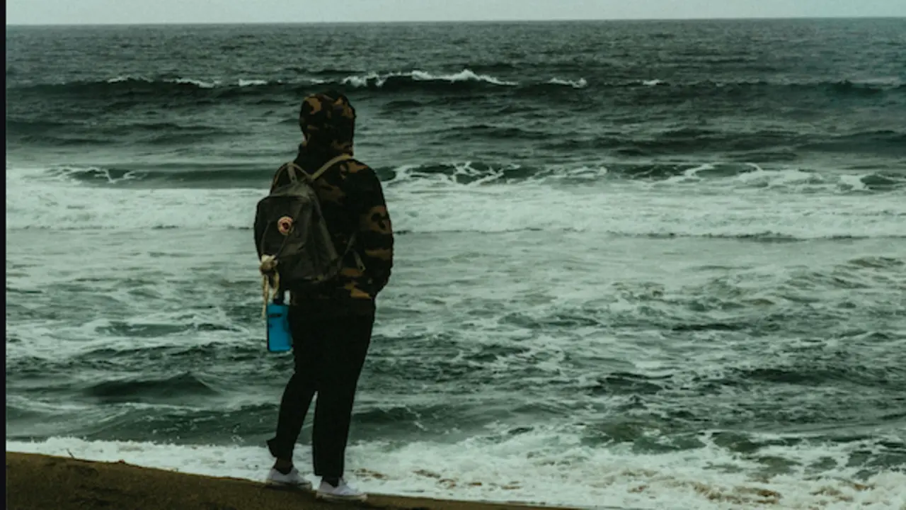 Una persona paseando por la playa en un d&iacute;a nublado. / A.E
