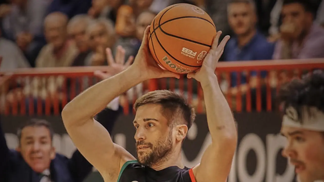 Uno de los jugadores del Cantabria en un partido. /  RICARDO CORPAS / GAC / Archivo