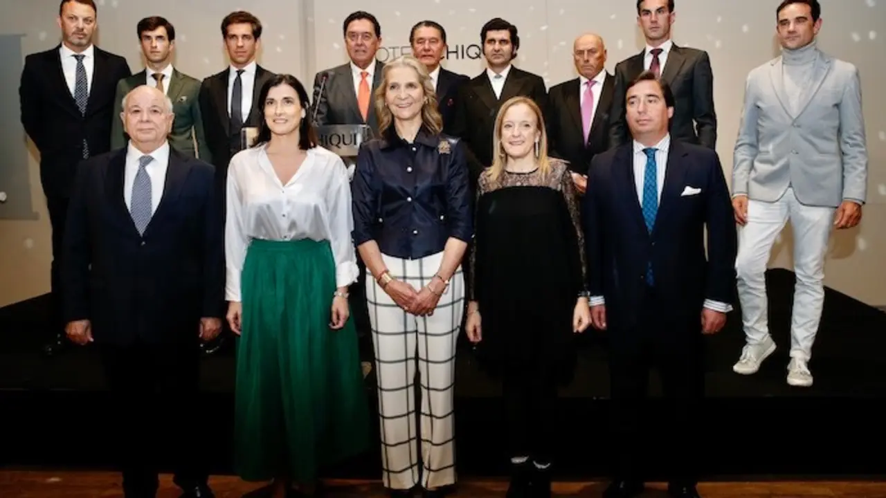 La Infanta Elena y Morante de la Puebla, junto a la alcaldesa de Santander, Gema Igual y la vicepresidenta de Cantabria,  Isabel Urrutia, y otros galardonados, en la Gala de los Premios de la Feria de Santiago 2024 celebrada en el Hotel Chiqui.