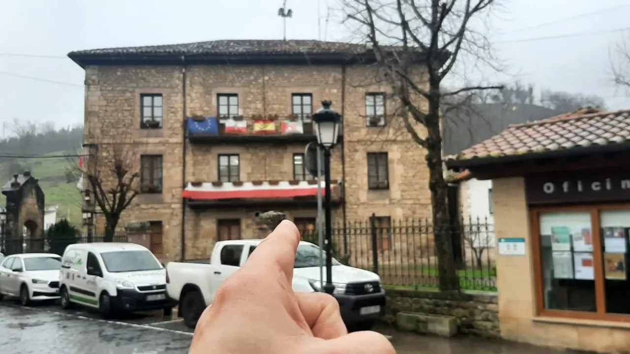 El fot&oacute;grafo de este medio se&ntilde;ala el Consistorio de Cabez&oacute;n de la Sal, que ser&aacute; recuperado por el PRC-PSOE, tras una moci&oacute;n de censura criticada por los vecinos de la localidad. / ALERTA