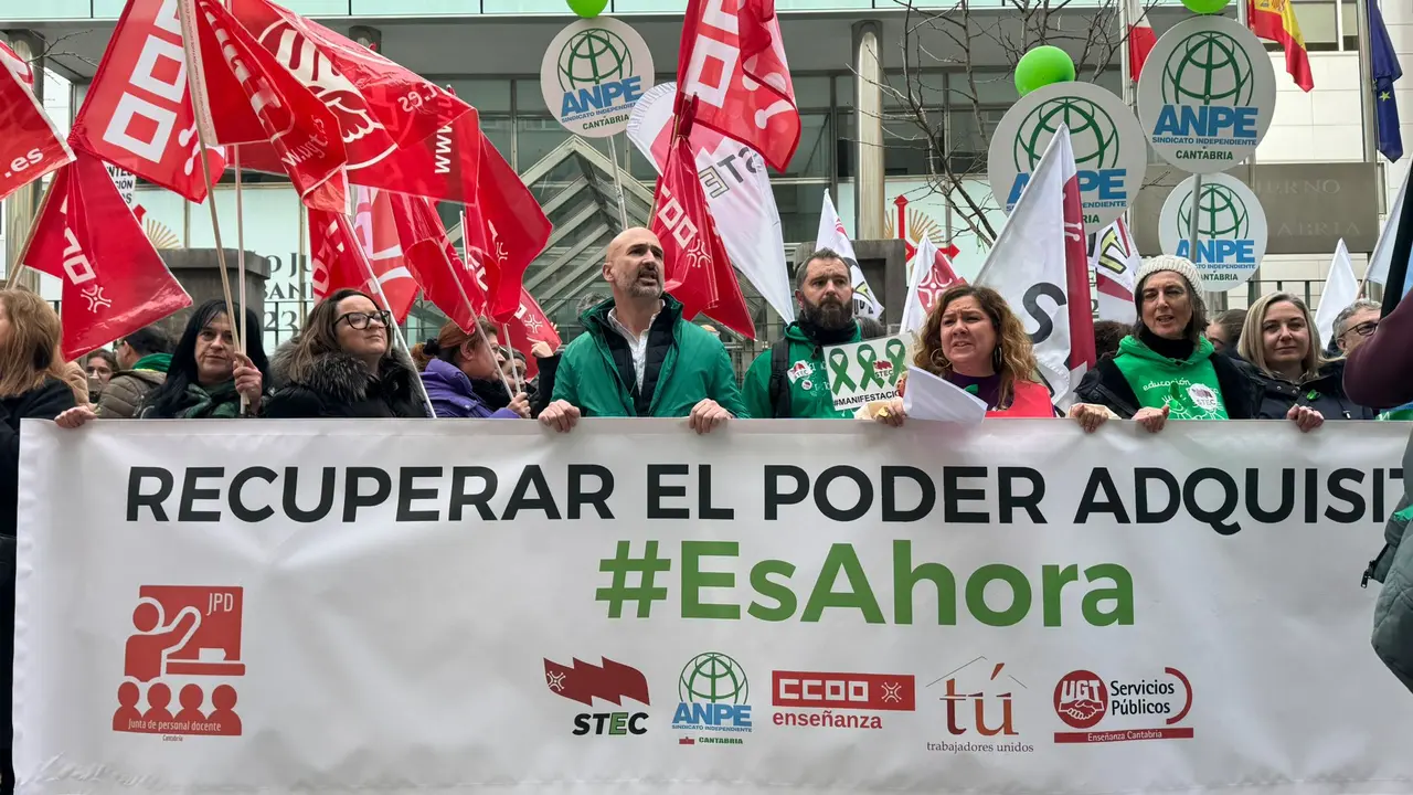 Los docentes durante la manifestaci&oacute;n de hoy. / CCOO