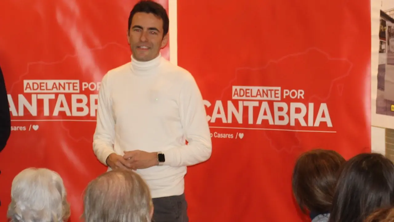 Pedro Casares durante su intervenci&oacute;n hoy en Torrelavega. / X