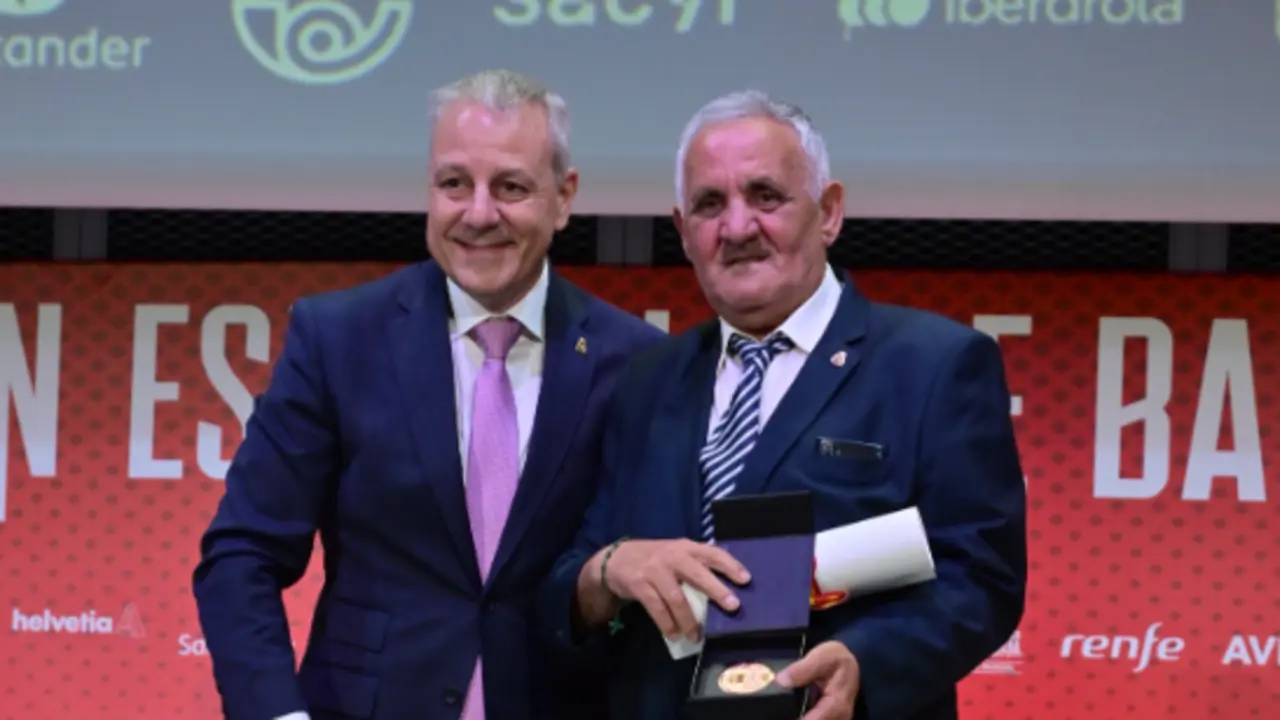 Eugenio Gonz&aacute;lez (dcha) durante la entrega de un premio. / RFEB