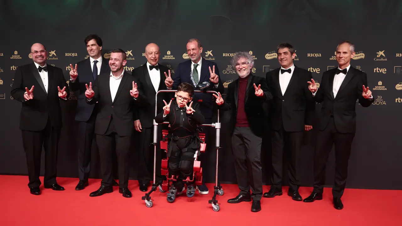El equipo de Buffalo Kids posa en la alfombra roja de la 39&ordm; edici&oacute;n de los Premios Goya. / Eduardo Parra