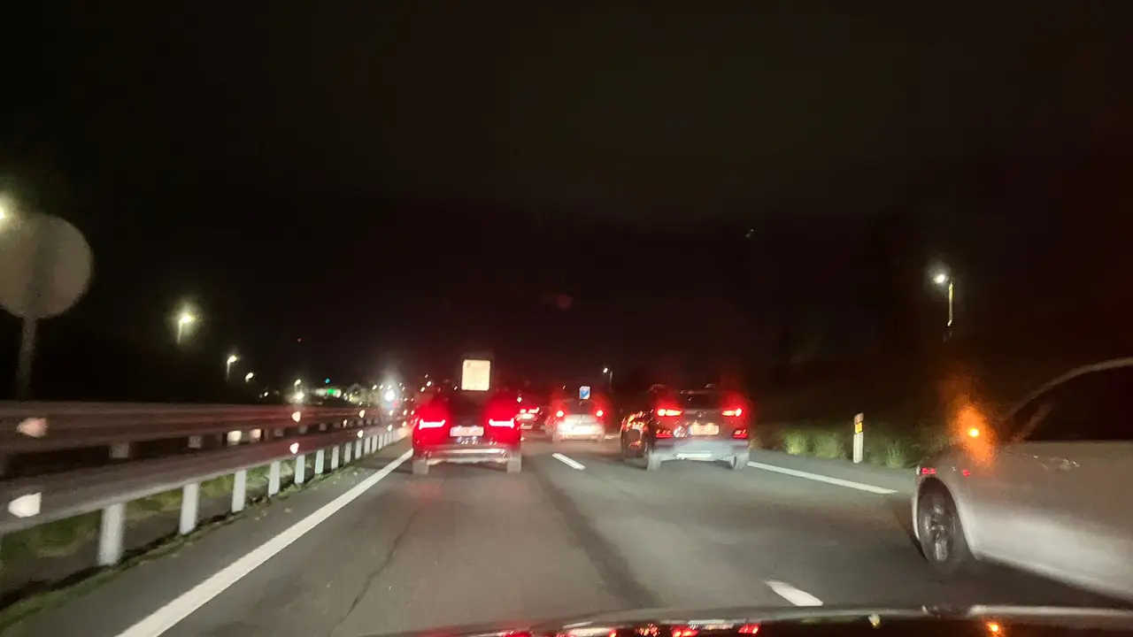 Atasco en la A-67 direcci&oacute;n Santander. / S.D.