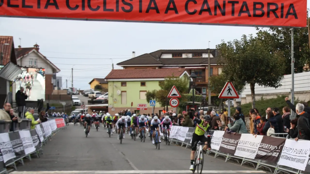 Llegada de la primera etapa de la Vuelta a Cantabria M&aacute;ster. / VCM