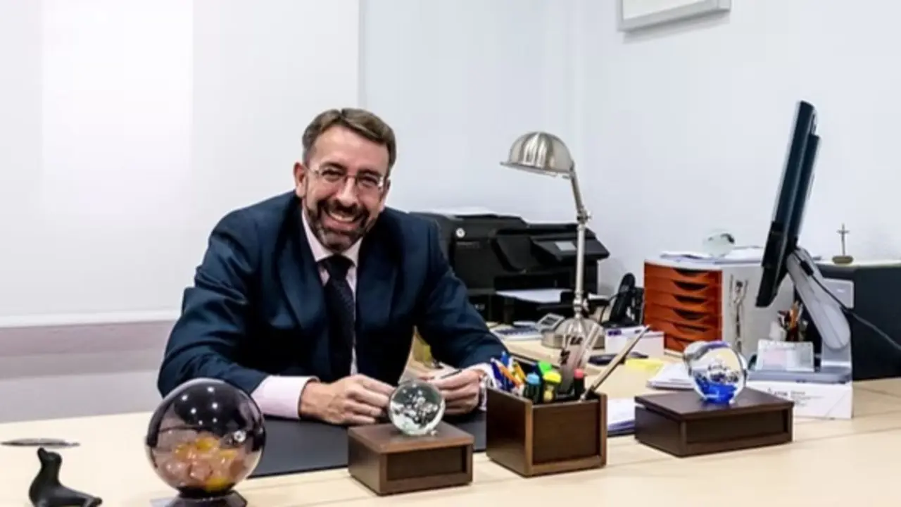 Javier Noriega, en su despacho de abogados en Cantabria. Ahora, adem&aacute;s de su labor jur&iacute;dica, asume un nuevo reto como diputado del PP por la regi&oacute;n.