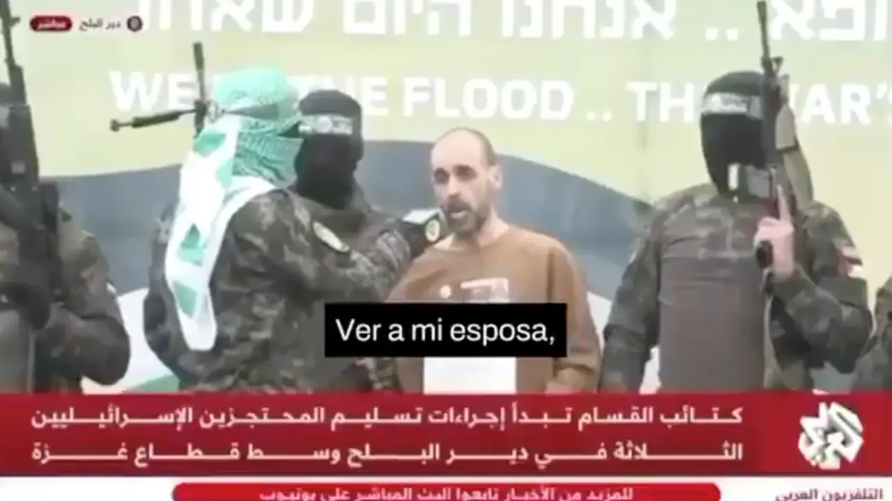 Un reh&eacute;n israel&iacute;, visiblemente demacrado, es forzado a hablar en un acto propagand&iacute;stico de Ham&aacute;s, rodeado de terroristas armados, antes de su liberaci&oacute;n en Gaza.