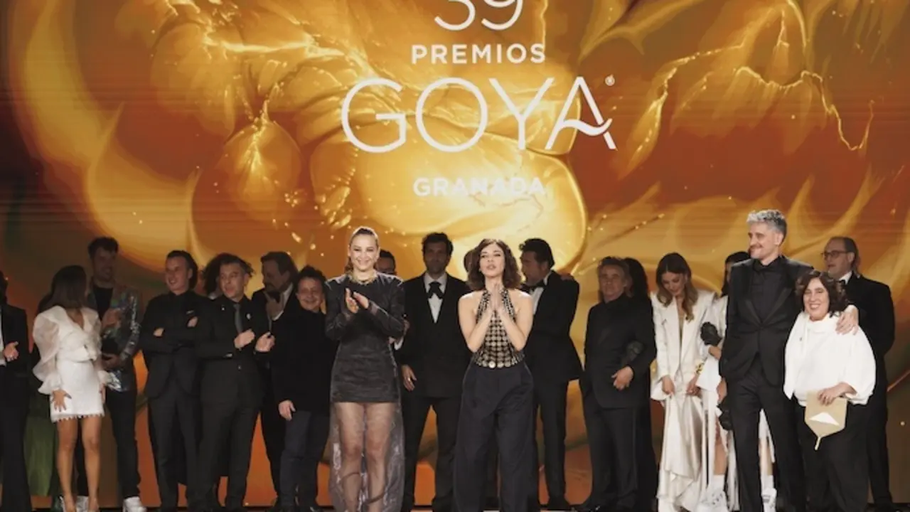 Las actrices Leonos Waitling y Maribel Verd&uacute; junto a los equipos de 'La inflitrada' y 'El 47' tras conocerce el Goya ex aequo a Mejor Pel&iacute;cula en la 39&ordm; edici&oacute;n de los Premios Goya, en el Palacio de Exposiciones y Congresos de Granada, a 8 de febrero de 2025, en Granada, Andaluc&iacute;a (Espa&ntilde;a). Los galardones son otorgados de manera anual por la Academia de las Artes y las Ciencias Cinematogr&aacute;ficas de Espa&ntilde;a (AACCE) con el objetivo de premiar a los mejores profesionales en cada una de las distintas especialidades tanto t&eacute;cnicas como creativas del cine espa&ntilde;ol.

&Aacute;lex C&aacute;mara / Europa Press
08 FEBRERO 2025
09/2/2025