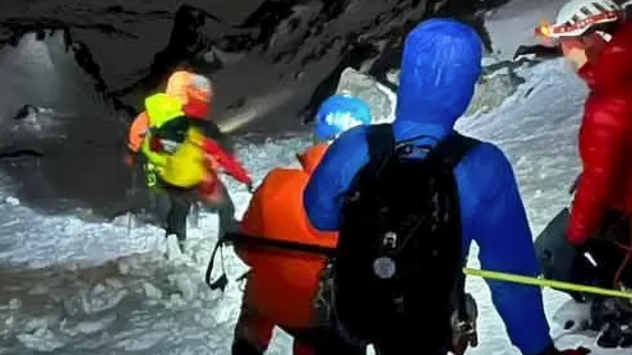 Rescatadores del SEPA y la Guardia Civil realizan un arriesgado operativo nocturno en Pe&ntilde;a Ubi&ntilde;a para evacuar a dos monta&ntilde;eros enriscados en condiciones extremas