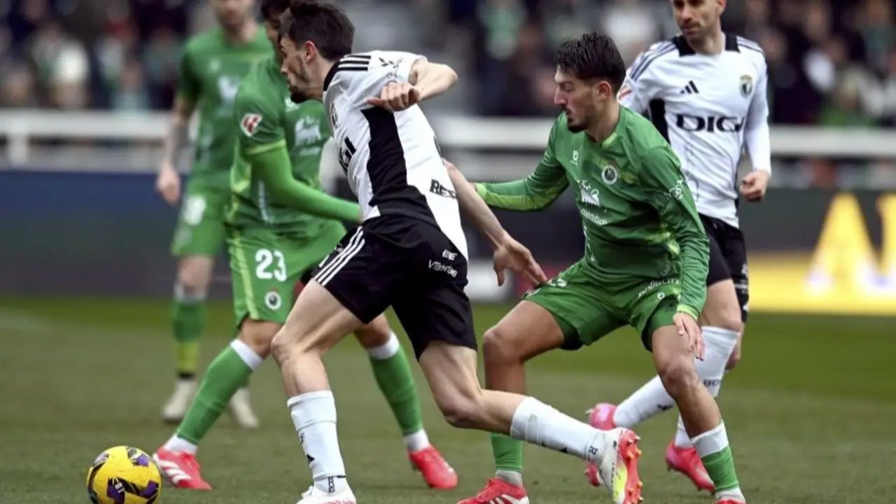 Unai Vencedor trata de robar un bal&oacute;n en su visita a El Plant&iacute;o. / L.H.