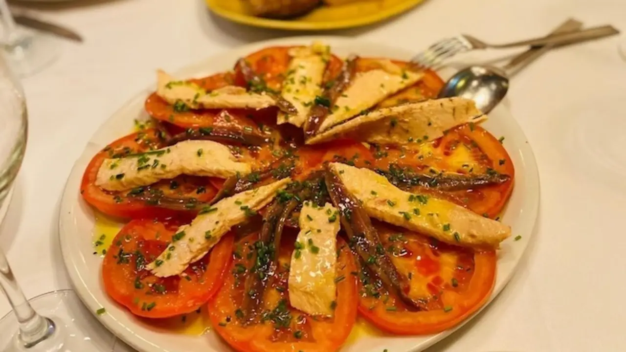 Plato de ensalada de tomate, ventresca y anchoas. / EP