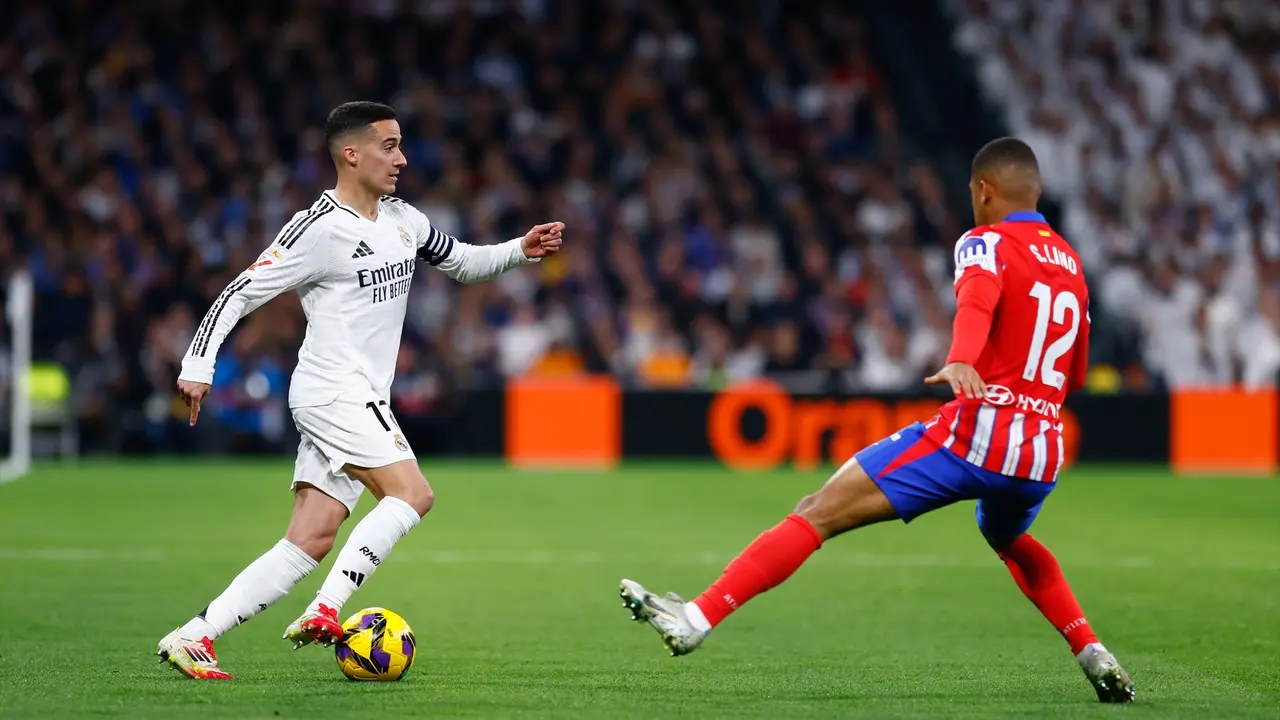 Lucas V&aacute;zquez durante el derbi. / EP