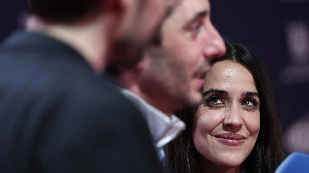 La actriz Macarena Garc&iacute;a mira al actor Enric Auquer. / EP