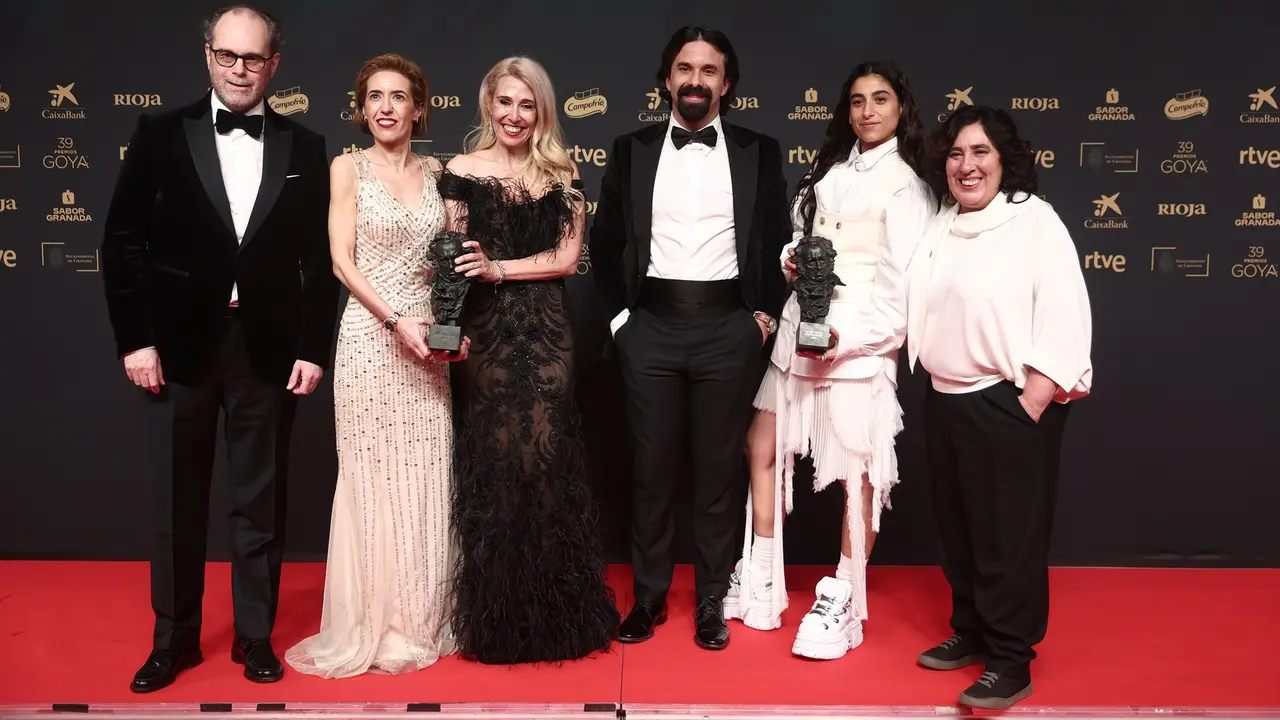 El equipo de 'La infiltrada' posa tras recibir el Goya a Mejor pel&iacute;cula. / Eduardo Parra