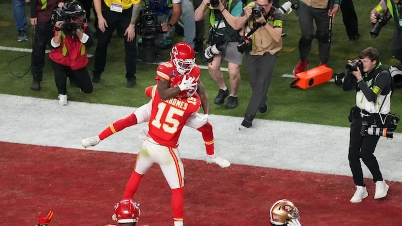 Patrick Mahomes celebra con Mecole Hardman el 'touchdown'ganador para los Kansas City Chiefs ante los San Francisco 49ers en la LVIII Super Bowl. / NFL