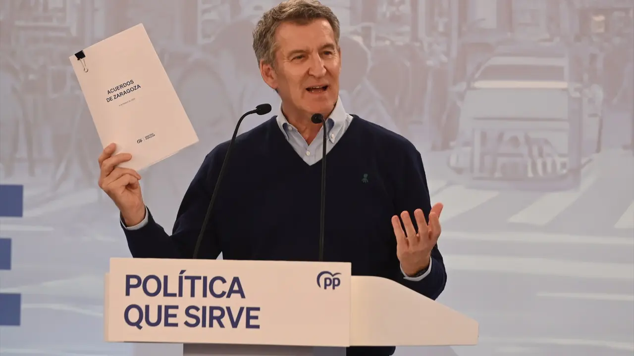 El presidente del PP, Alberto N&uacute;&ntilde;ez Feij&oacute;o, interviene durante el I Foro de Grandes Ciudades, a 9 de febrero de 2025, en Zaragoza, Arag&oacute;n (Espa&ntilde;a). Feij&oacute;o ha organizado el encuentro con una treintena de alcaldes del PP que gobiernan en algunas de las principales ciudades de Espa&ntilde;a para &ldquo;trabajar juntos&rdquo; en la b&uacute;squeda de soluciones al problema de la vivienda. Adem&aacute;s, se ha hablado acerca del futuro de las ciudades y de c&oacute;mo mejorar su gesti&oacute;n en &aacute;mbitos como la sostenibilidad y la movilidad.
Fecha: 09/02/2025. leer menos

Firma: Ram&oacute;n Comet / Europa Press
Personajes: ALBERTO N&Uacute;&Ntilde;EZ FEIJ&Oacute;O