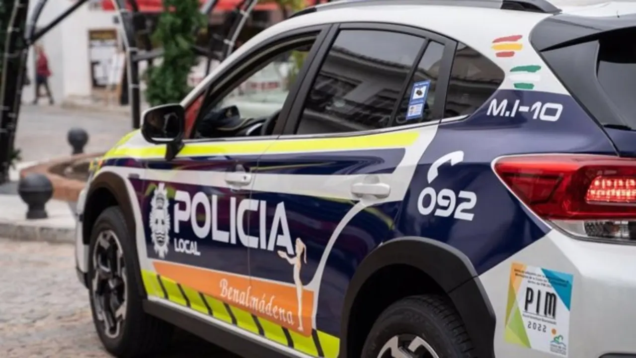 Coche de la Polic&iacute;a local de Benalm&aacute;dena. / EP