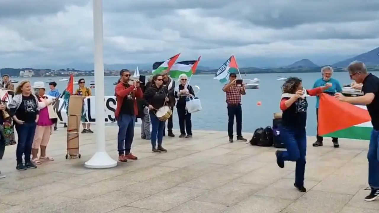 Varias personas montan un baile por Gaza, en 22 jun. 2024, en Santander.  / X