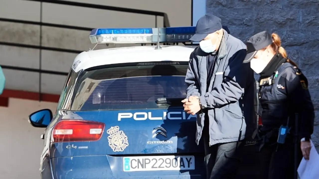 El acusado, escoltado por agentes de la Polic&iacute;a Nacional, llega a la Audiencia Provincial de Cantabria para la primera jornada del juicio por el doble crimen de Lia&ntilde;o, un caso que ha conmocionado a la regi&oacute;n y marcado un hito judicial al enfrentarse a la posible condena de prisi&oacute;n permanente revisable.