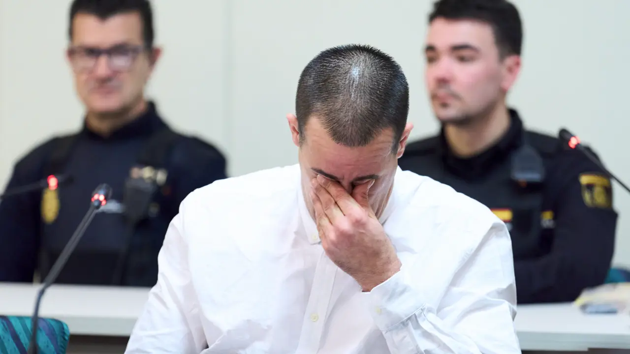 El acusado del doble crimen de Lia&ntilde;o, durante el juicio en la Audiencia Provincial de Cantabria, visiblemente emocionado mientras escucha la exposici&oacute;n de los hechos. - Juanma Serrano - Europa Press