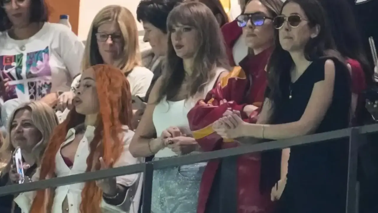 Captura de pantalla de un v&iacute;deo de la cantante durante el partido. / Redes sociales