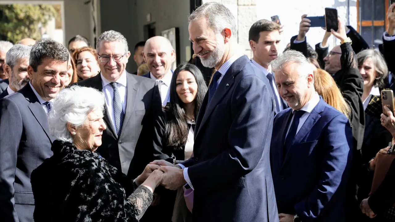 El Rey Felipe VI preside los actos conmemorativos por la inhumaci&oacute;n del literato Rafael Altamira y su esposa Pilar Redondo. / Joaqu&iacute;n Reina