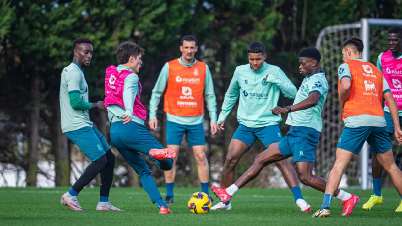 El club c&aacute;ntabro, durante unos entrenamientos en el Nando Yosu. / RRC