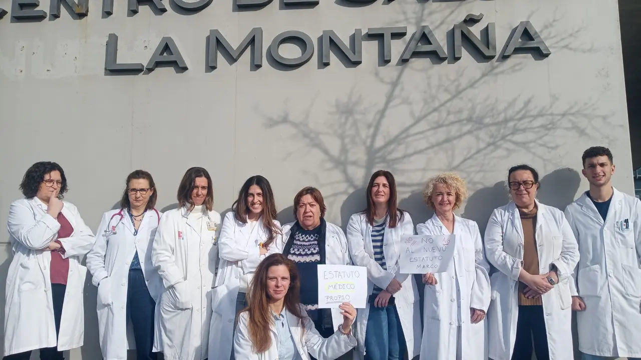 M&eacute;dicos de diferentes Centros de salud se manifiestaron hoy lunes. / SMC