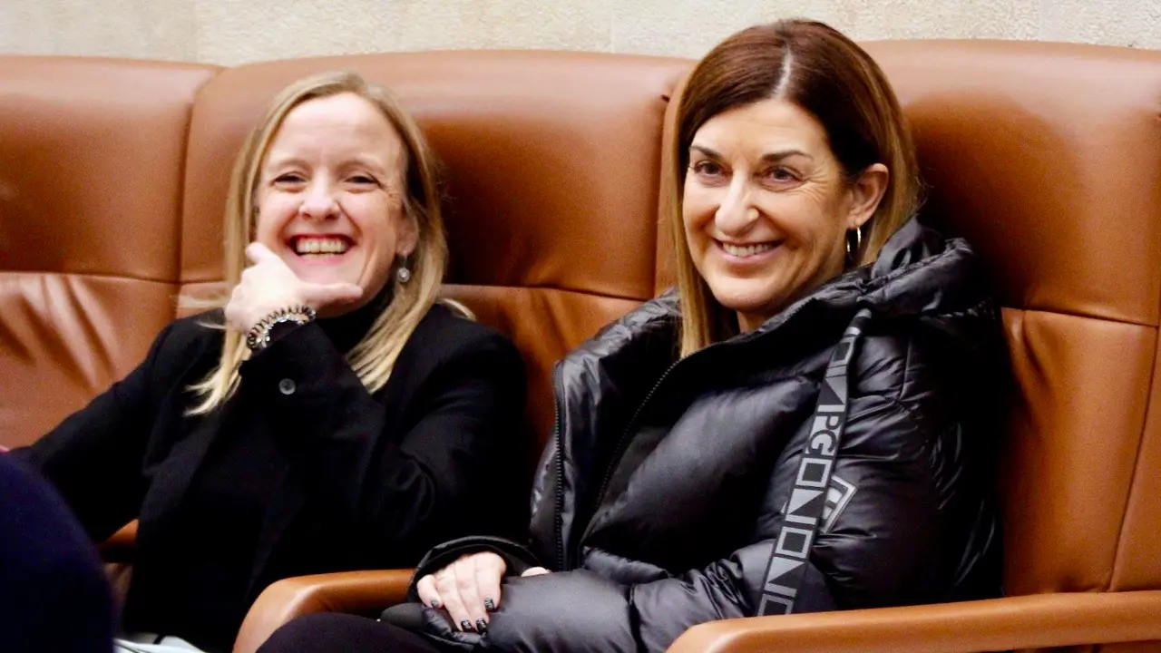 Isabel Urrutia (izq) y Mar&iacute;a Jos&eacute; Sa&eacute;nz de Buruaga (dcha), durante el Pleno. / X