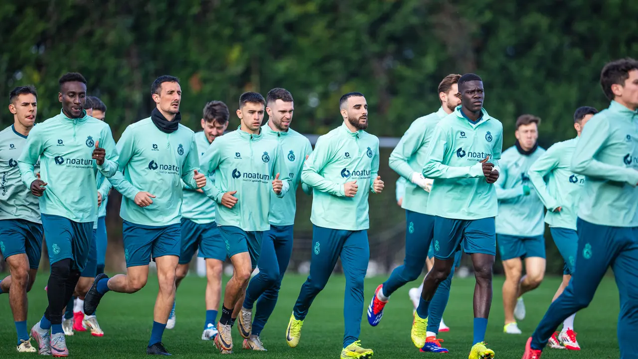 Los jugadores del Racing durante el entrenamiento de ayer. / RRC
