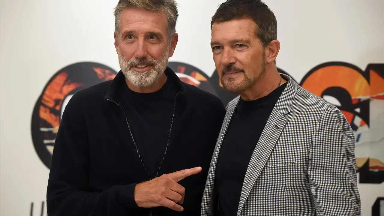 Antonio Banderas (d) y Emilio Arag&oacute;n (i) de la mano en 'Godspell'. / &Aacute;lex Zea / Archivo