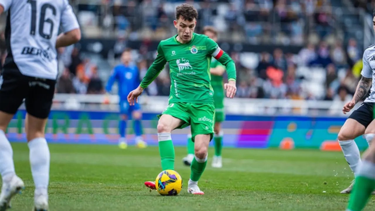 El delantero del Racing, &Iacute;&ntilde;igo Vicente en el partido frente al Burgos. / RRC