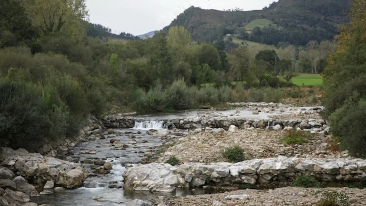 El r&iacute;o Saja, por donde pasa la ruta. / A.E