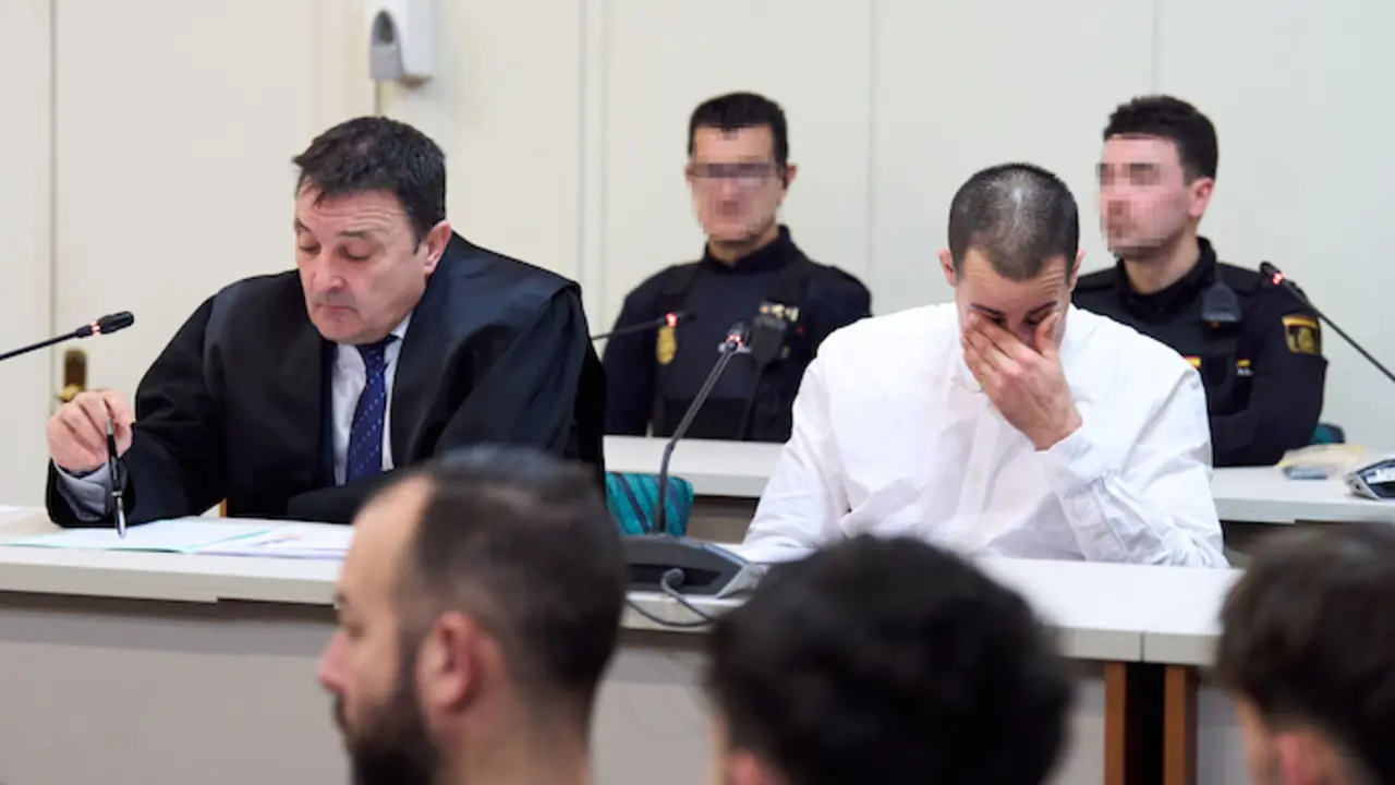 El acusado durante el juicio por matar a su pareja y beb&eacute; en Lia&ntilde;os de Villaescusa. / EP