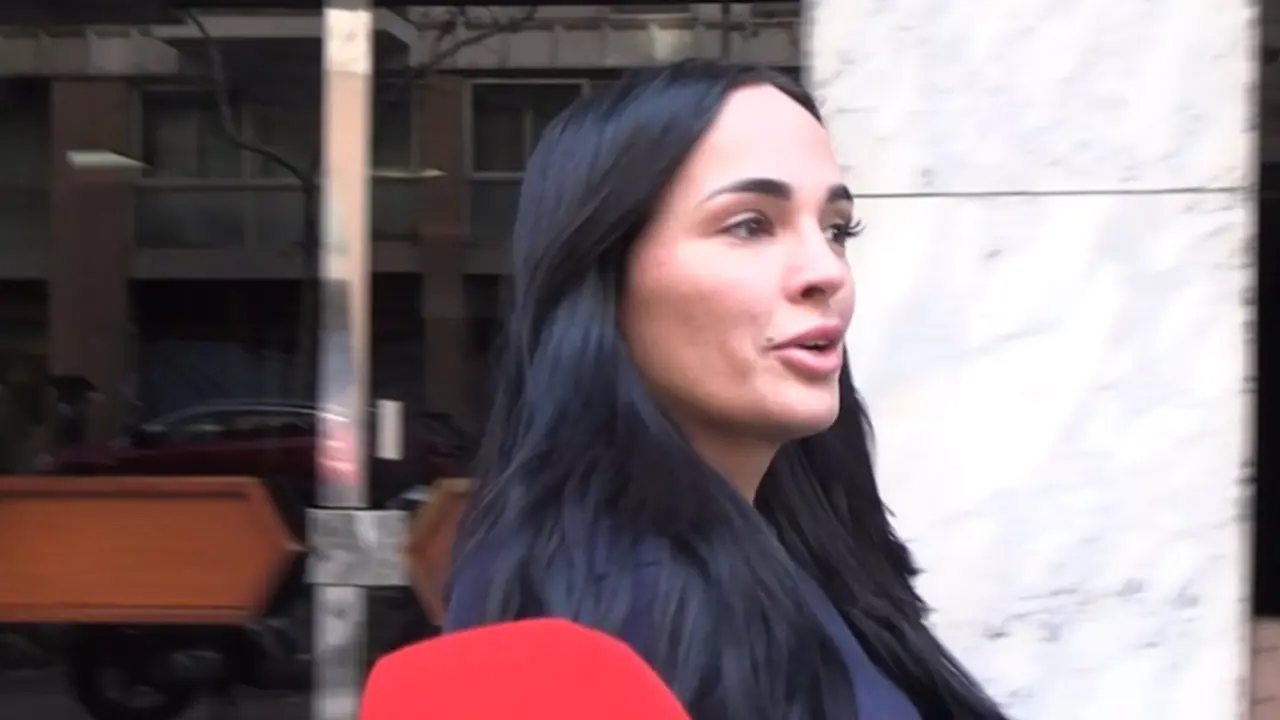 Claudia Bavel atiende a los medios. / EP