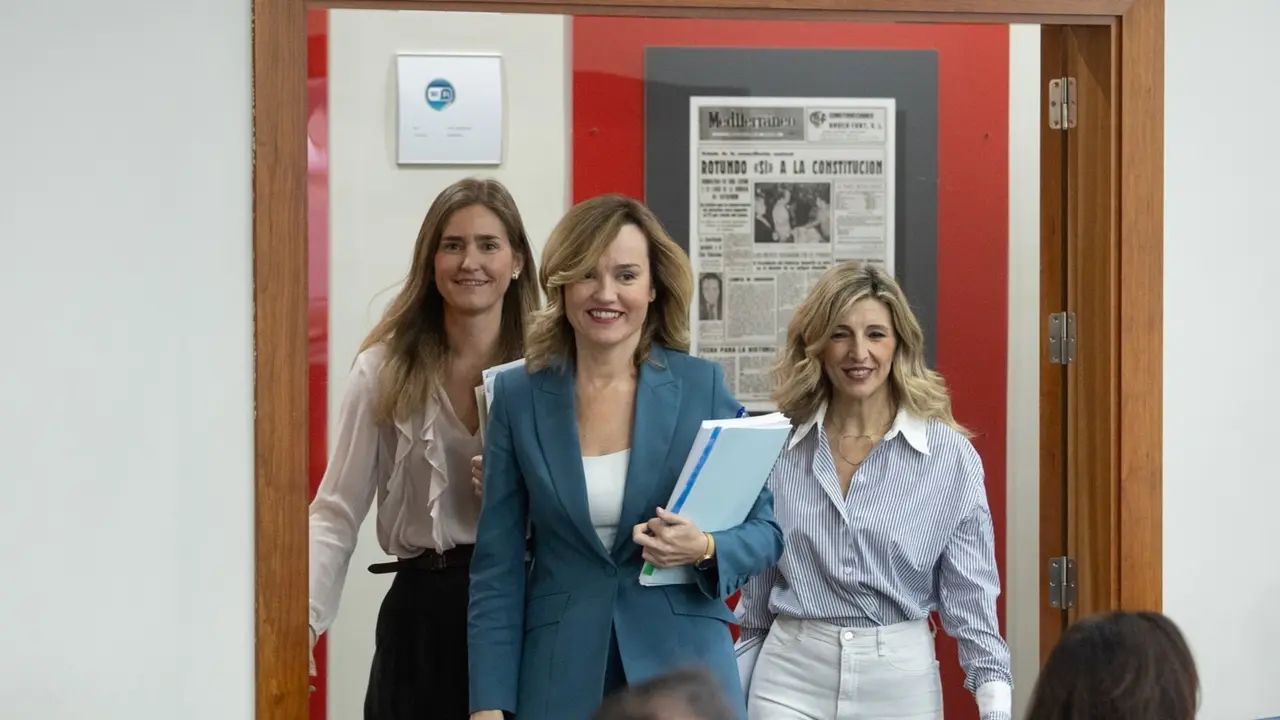 (I-D) La ministra Portavoz, de Educaci&oacute;n, Formaci&oacute;n Profesional y Deportes, Pilar Alegr&iacute;a; la vicepresidenta tercera y ministra para la Transici&oacute;n Ecol&oacute;gica y el Reto Demogr&aacute;fico, Sara Aagesen y la vicepresidenta segunda y ministra de Trabajo y Econom&iacute;a Social, Yolanda D&iacute;az, llegan a la rueda de prensa tras el Consejo de Ministros. / Alejandro Mart&iacute;nez V&eacute;lez