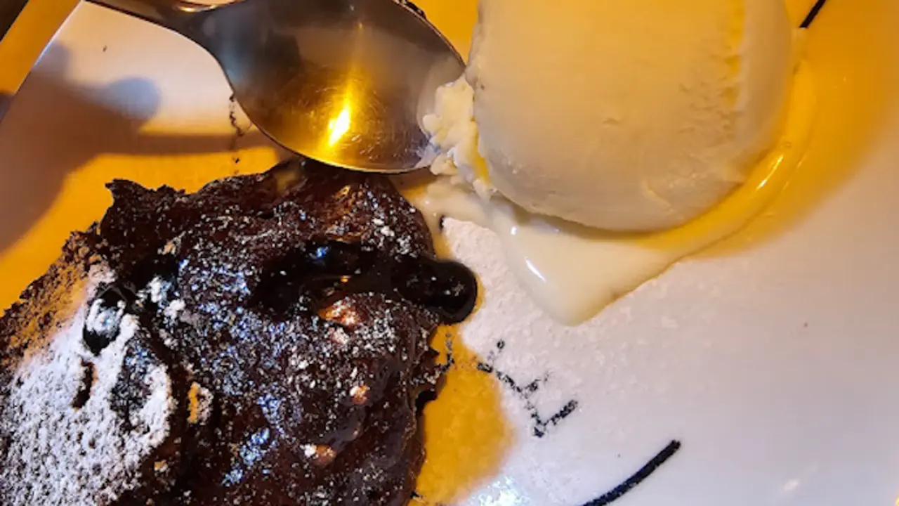 El brownie con helado del restaurante. / A.E