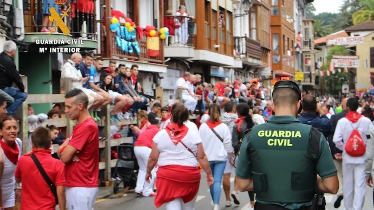 Personas durante un encierro en Ampuero. / G.C