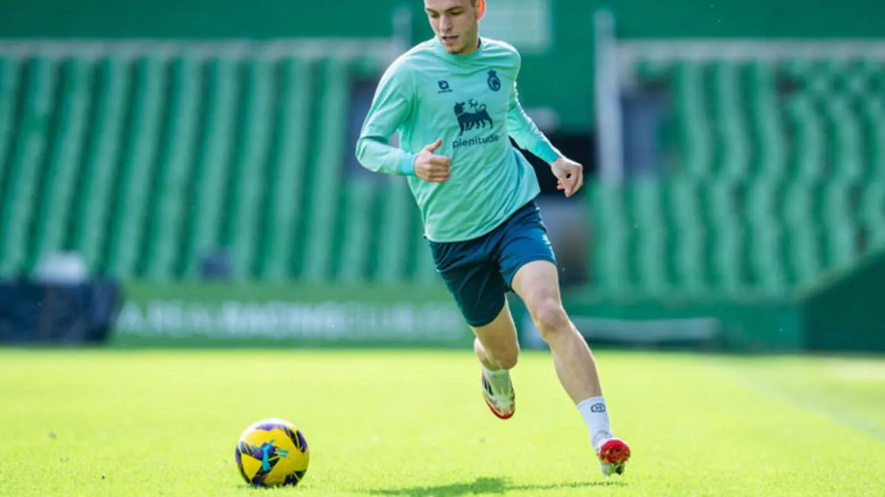 El delantero del Racing, &Iacute;&ntilde;igo Vicente. / RRC
