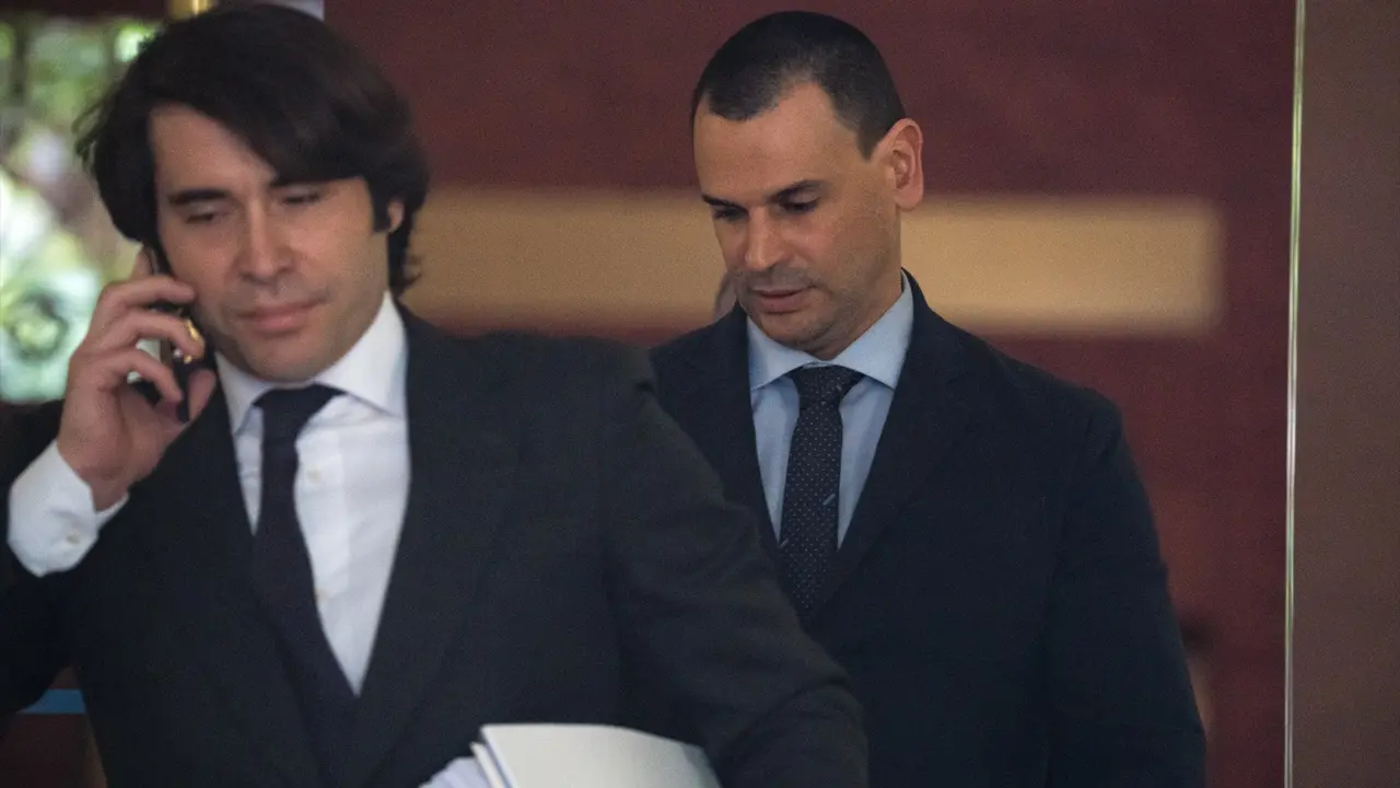La pareja de la presidenta de la Comunidad de Madrid, Alberto Gonz&aacute;lez Amador (d), a su salida del Tribunal Superior de Justicia. / Diego Radam&eacute;s