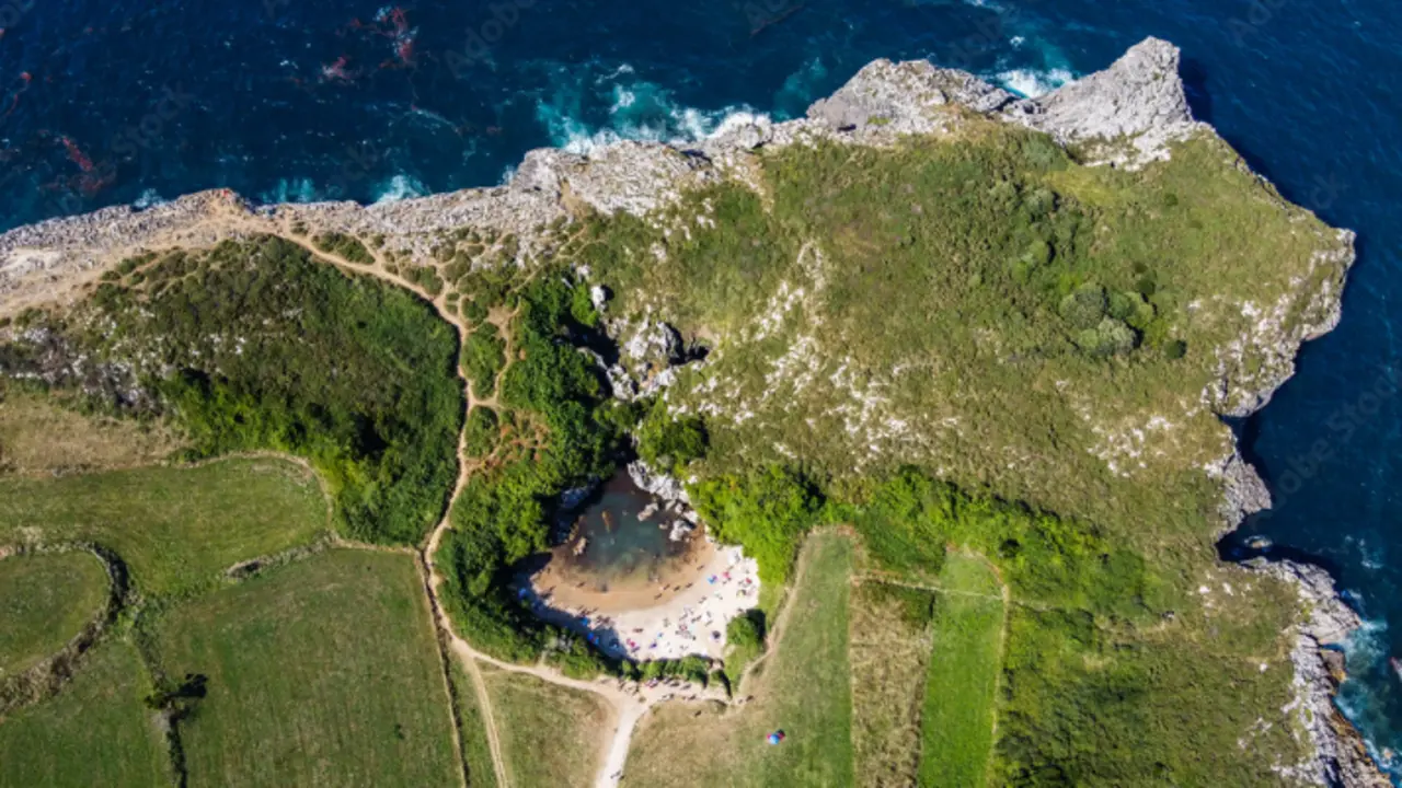 Vista a&eacute;rea de la playa de Gulpiyuri, en Asturias. / A.S.