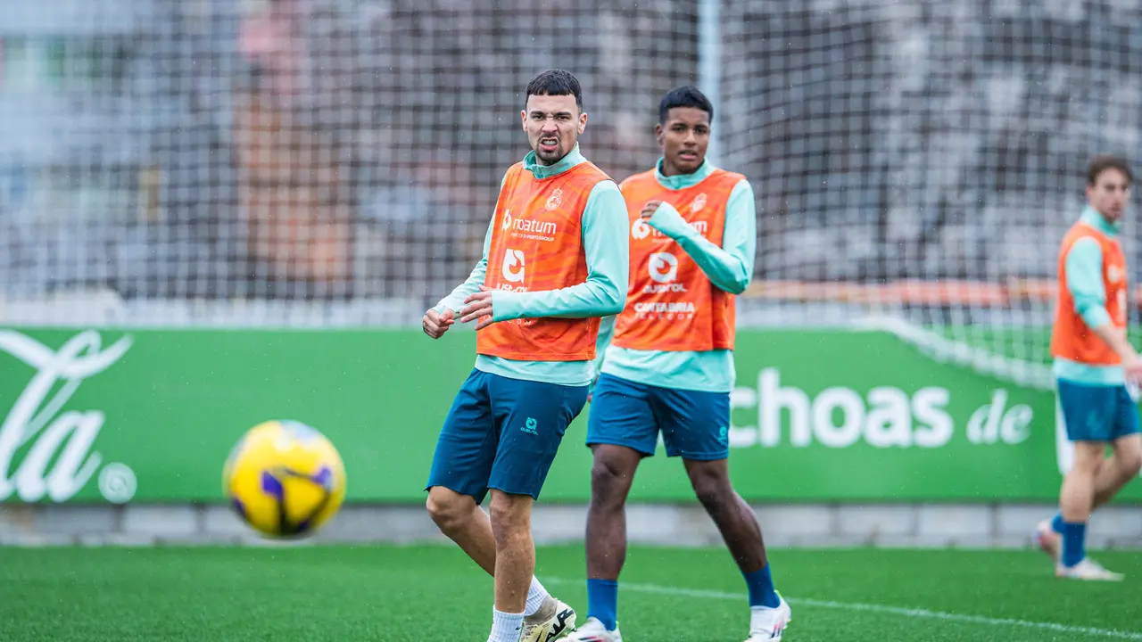 Arana durante el entrenamiento de hoy del Racing, por detr&aacute;s Jeremy. / RRC