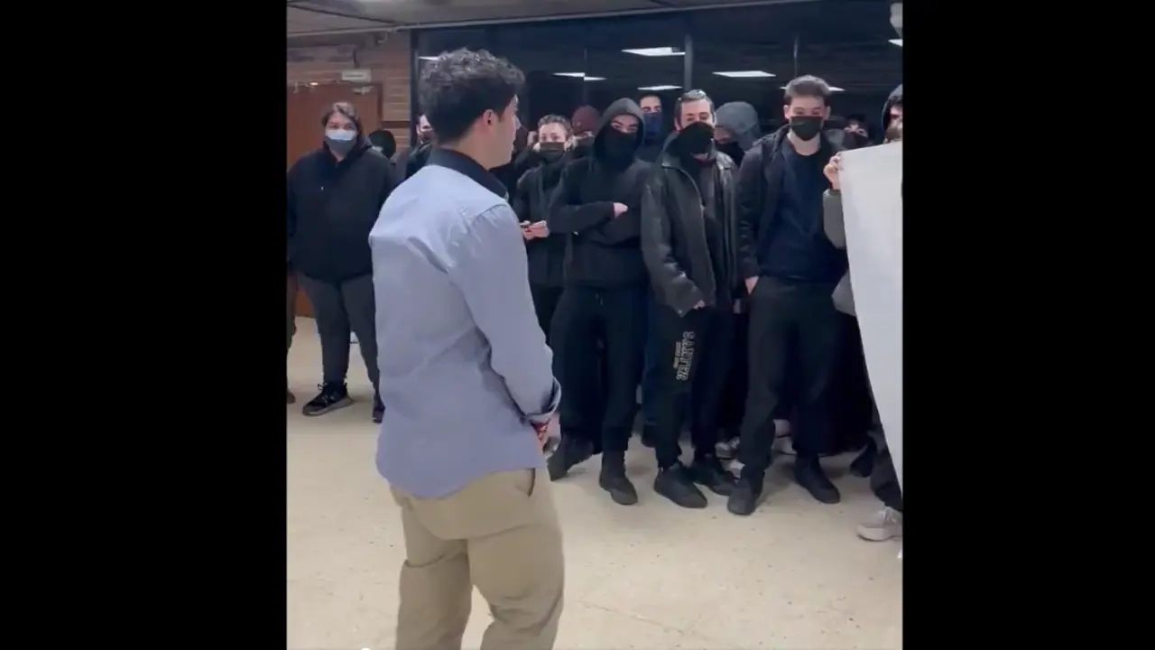 Varios de los participantes en el boicot a Espinosa de los Monteros. / X